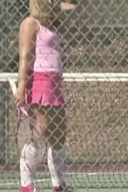 स्टॉकिंग पहनी लड़की और दोस्त को उसकी डॉगी स्टाइल में तब तक उठाएं जब तक आप सितारे नहीं देखते.