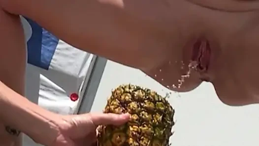 19-jähriger junge trinkt ihre natursekt aus ananas