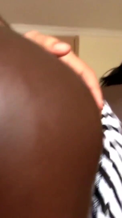 Cul rebondi et chatte noire à gros nichons, levrette par une grosse bite | Clip 2