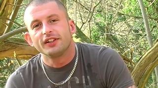 Glatzköpfige britische Amateurin masturbiert im Wald und kommt