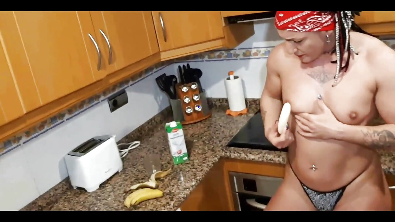 Mijn dikke kont baadde overal in melk