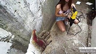 Comment faire un selfie sur un chantier sans attraper la bite du contremaître dans la bouche🧏🏻 ♀️
