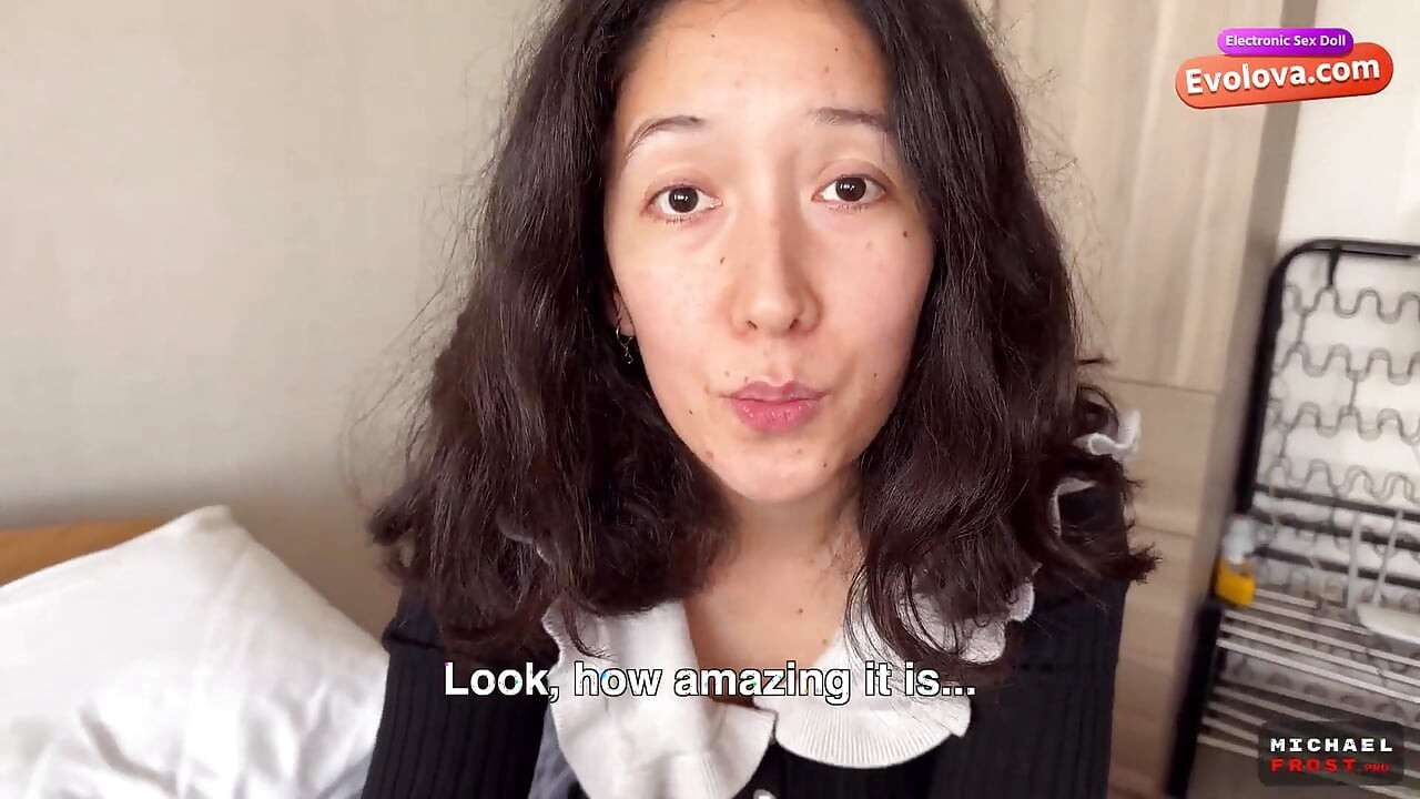 继母在 Evolova 电子成人娃娃的帮助下解决继子的问题