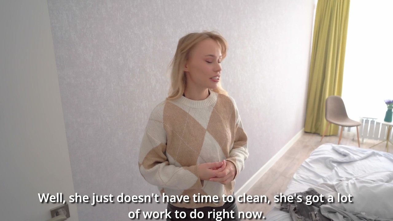 新来的女仆做不好，所以她不得不操她的小穴并在嘴里射精