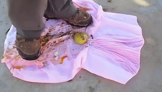 Çöpe atılan pembe 1 elbise