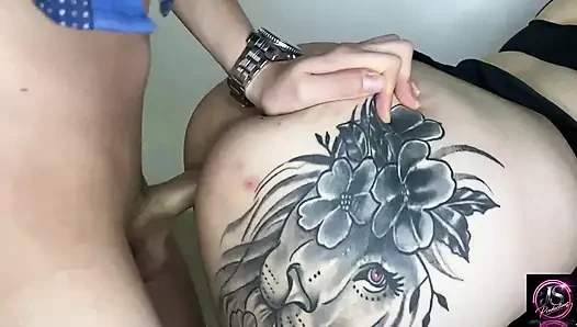 Kolombiyalı kadın evde kimse yokken gençle sikişiyor