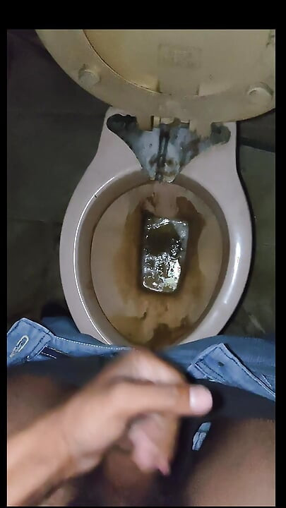 Onanere på toalett og stor cumshot
