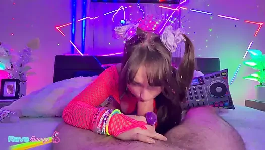 Bunny Fae'nin kıllı amcığı neon blacklight seansında yutuyor!