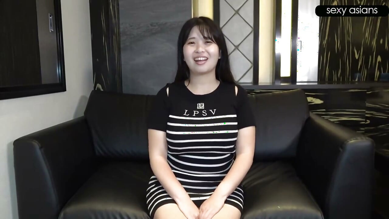 看起来害羞的H杯重磅炸弹暴露了她狂野的一面, 在一次超出预期的热情充满的遭遇中