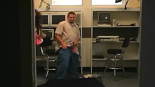 Junges brünettes schätzchen wird im büro hart gefickt