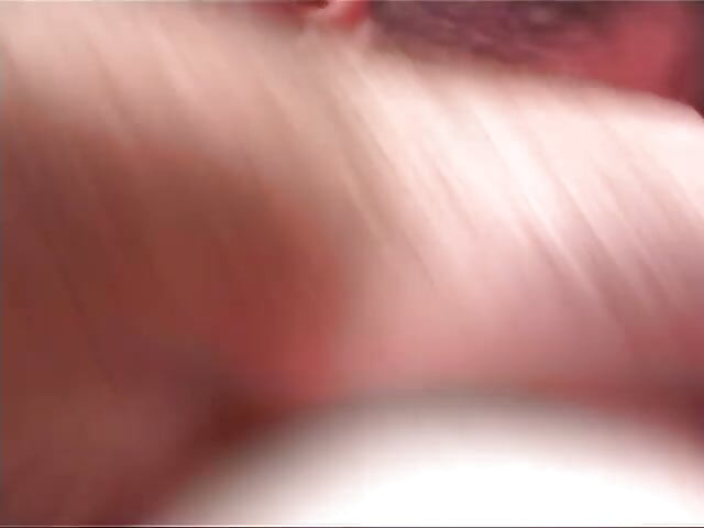 Si rambut coklat muda menjolok pepeknya ditemui oleh dua lelaki kasar