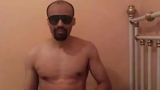 Buraya meraktan geldin ama en samimi sırrımı keşfetmek için sonuna kadar kalabilirsin.