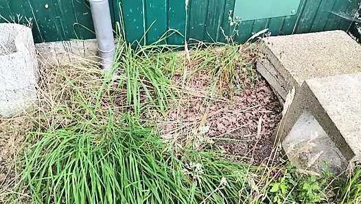 Arsch, Titten und Pussy peitschen auf dem Grillplatz