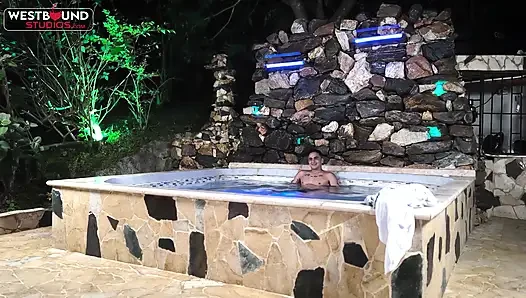 Hendricks dientot di jacuzzi threesome