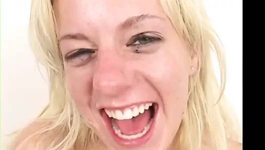 Gadis pirang mengisap dua kontol besar ke mulut besar mani muncrat