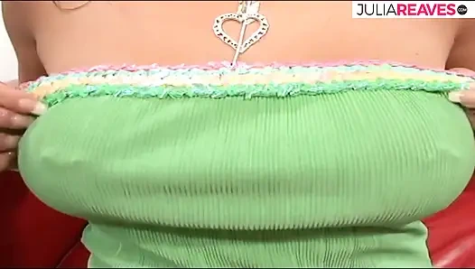 Ateşli kız büyük bir yarağı emiyor ve sonra kanepede bir yıldız gibi biniyor