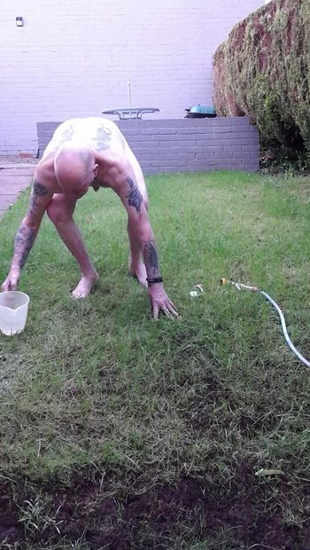 Derramando água sobre mim no jardim