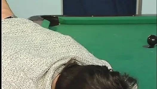Pelacur dewasa pakai stoking dientot habis-habisan setelah tongkat biliar ngentot di sofanya