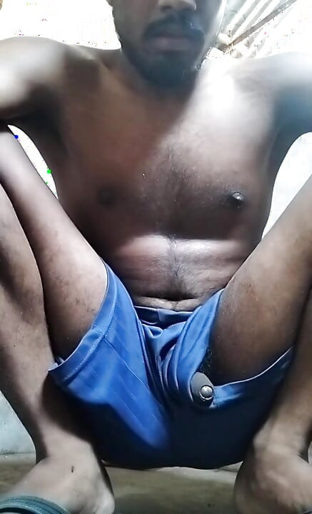 Cowok india pertama kali ngocok kontol besar sambil masturbasi berbagi video teman-temannya viral