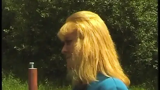 Behaarte blonde reife haben eine schöne zeit im freien