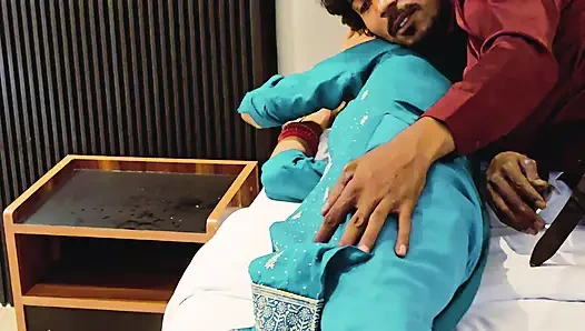 Suit salwar me let rhi kwari jawan chut ki nawely malkin garam kiye bina hi sex karne ki soch rhi h lund khada hogya h chut ko garam kiye bi