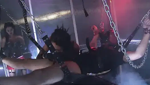 Доминантный ебарь ублажает его подвешенные член сестры-близнецы