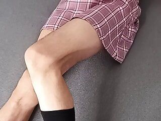 Il mio fidanzato ragazzo caldo e atletico flirta per noi nella sua nuova gonna corta rosa e mutande bianche. fottutamente fantastico!