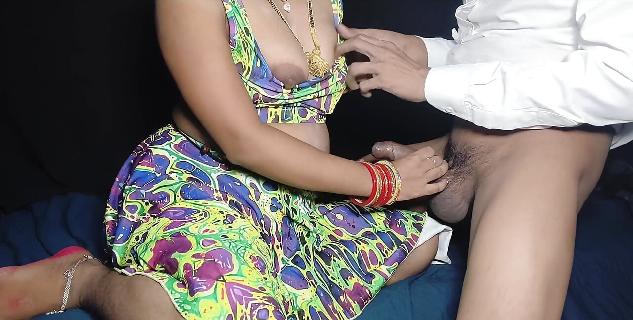 [Ein leichtes Lächeln, als der Kameramann langsam in einem eng heißen kleid auf dem Bett sitzt und ein grünes kleid in einem hit desi indisches sexy kleid und echt mit einem harten analsex.]
