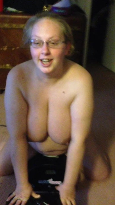 7 month pregnant Korey rides a Symbian