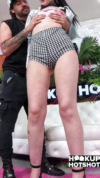 Dolly Paige's Mouth é pulverizada com uma chuva dourada quente!