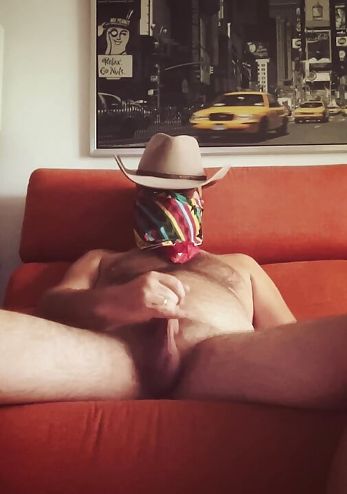 Behaarte cowboy mit kleinem schwanz wichst auf der couch
