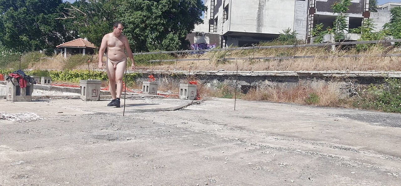 男の子、全裸の外で