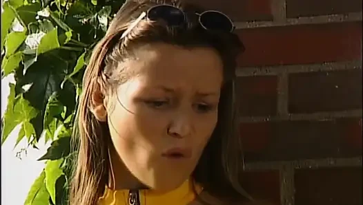 Sarışın azgın sert büyük yarakla tamirci tarafından sert sikiliyor