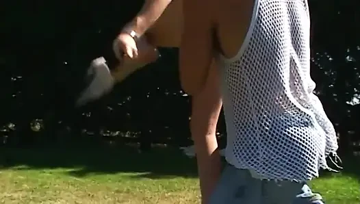 Blondes schätzchen verschlingt feuchte muschi in lesben-action im freien