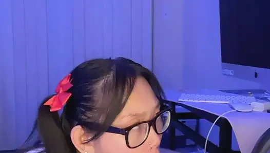 Ateşli inek Asyalı ekstra kredi için elle muamele ve sakso çekiyor büyük boşalma yüze boşalma