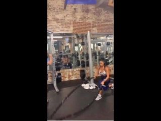 Nicole Scherzinger im Fitnessstudio in engen blauen Hosen
