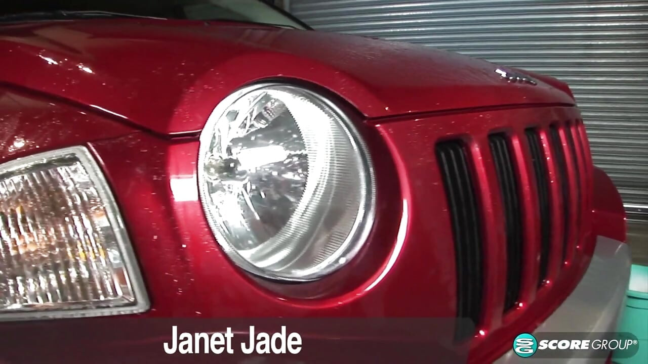 ג'נט ג'ייד משתמשת בציצים הגדולים שלה כדי לשטוף מכונית