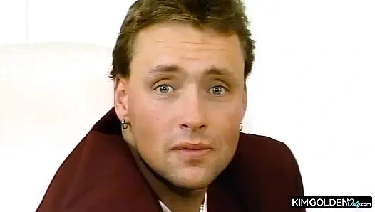 Verfuehrerischer Crossdresser in leidenschaftlicher Ekstase