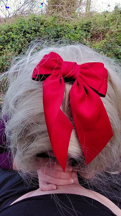 金发婊子吮吸爸爸的鸡巴