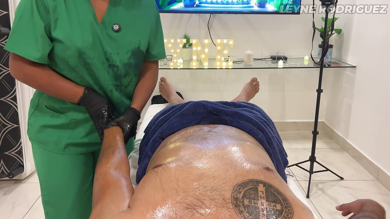Plăcere subestimată - femeie latino superbă oferă un masaj special cu final fericit