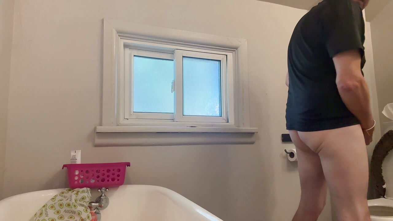 Klystýr v koupelně, čůrání a pak hrátky s prdelí Pt. 1