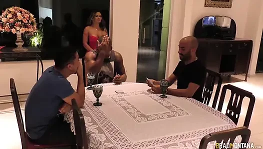 Aldatılan adam karısını iki arkadaşına bırakıyor