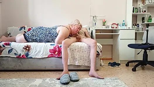 Üvey anne yarak emiyor ve boğazına boşaltıyor