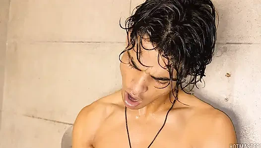 Индийская подруга дези занимается хардкорным сексом и лижет киску в ванной отеля (Шримои)