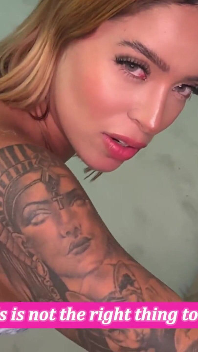 Η σέξι μητριά πήγε από το καθάρισμα του σπιτιού στο να στραγγίξει τις μπάλες του θετού γιου της. Ανισαμίλερ | Κλιπ 1