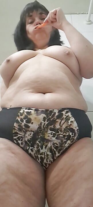 Olhando para colocar os dedos na vagina molhada