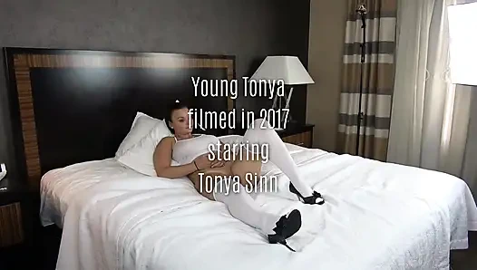 Молодую Тоню сняли на видео в 2017 году, с участием Тони Синн