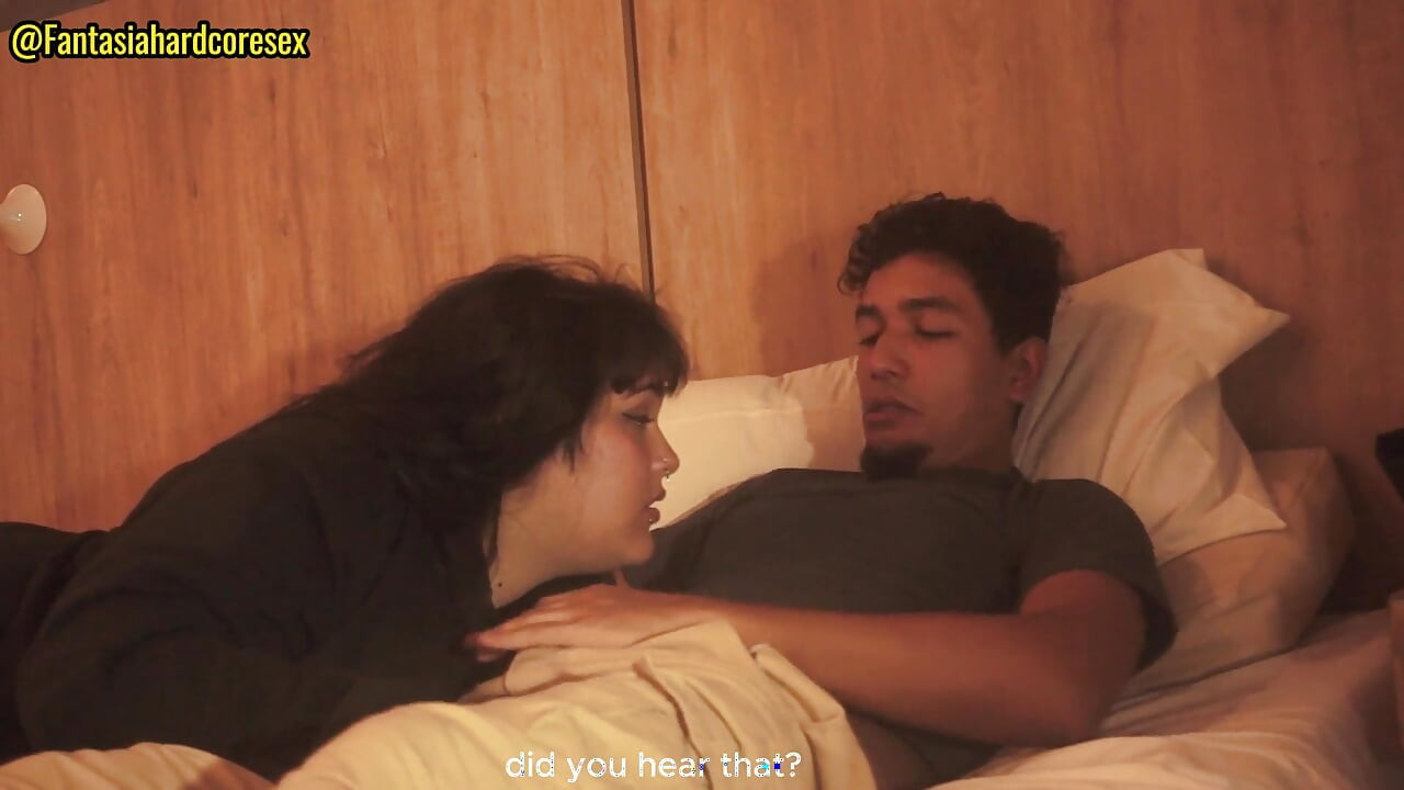 Meine stiefschwester schluckt meinen penis, nachdem sie den film gesehen hat, sie hätten uns fast entdeckt