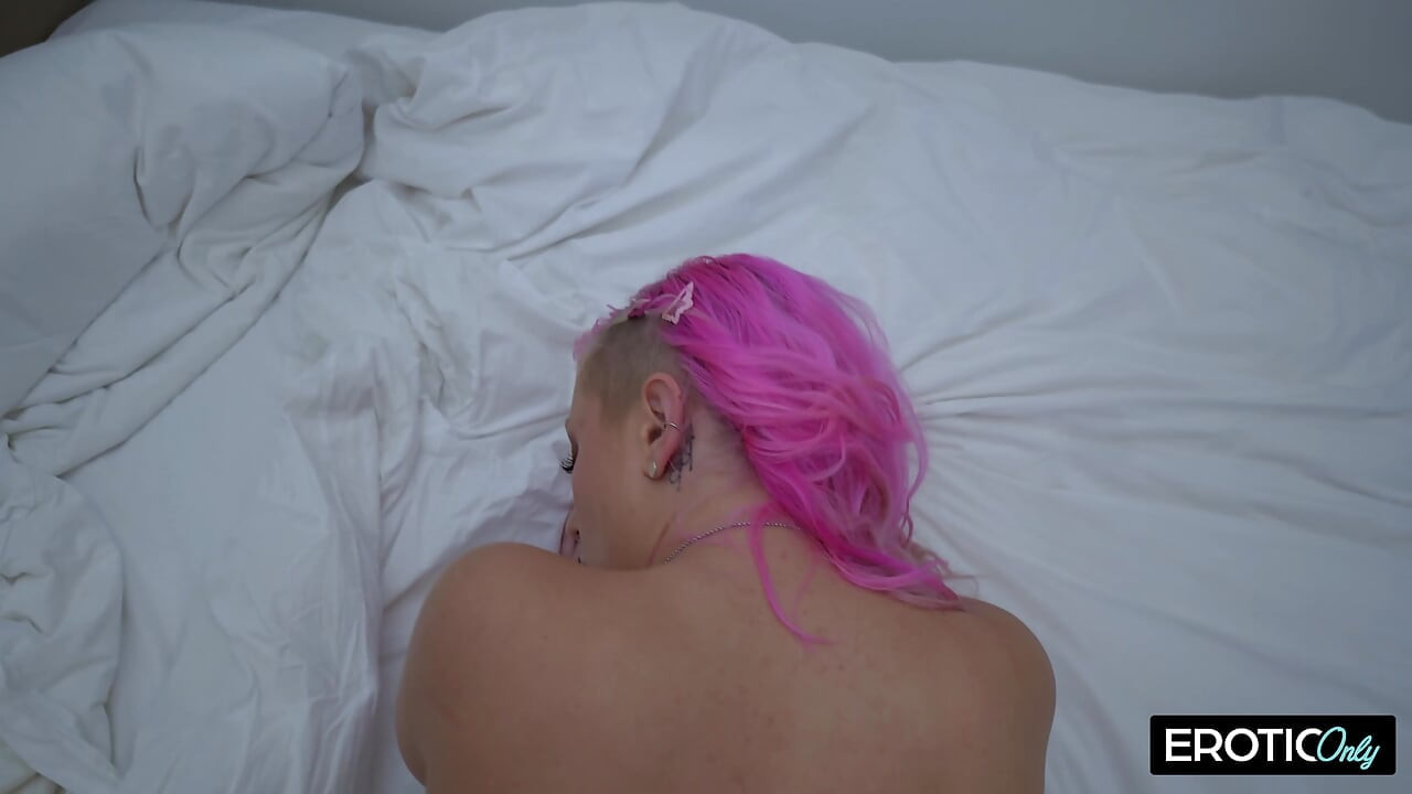 Cewek nakal jerman 20 tahun dengan tato rambut pink dientot habis-habisan sama pemburu jalang