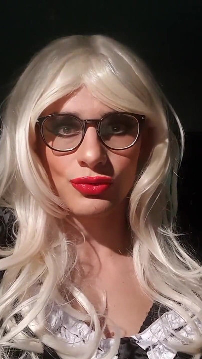 ラテックスストッキングでポーズをとる弱虫メイド